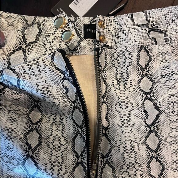 Pretty little things faux leather Grey Front Zip Snake Print Pants sz 8 - Picture 4 of 12